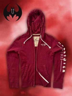 Rödvin Hollister Hoodie Jacka - Säljer ett par Vintage rödvin Hollister jacka i storlek M/L | Mycket bra skick | Längd: 70cm Bröstvidd: 54cm Armlängd: 73cm | Lägg endast bud med avsikt att köpa, inga fördröjning!