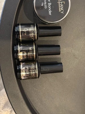 Prep Sett från miss fancy - Grip base, pH bonder, primer från missfancy, har även en super bonder som jag använt en gång och sen stela locket, man får med den gratis om man vill försöka få upp den och byta burk 