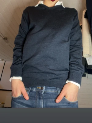 Mörkblå tröja från Bläck, V-ringad - Säljer en skitsnygg tröj från bläck i ett Kashmir likande material! Tröjan är i storlek M men jag skulle säga att den passar ca S. Hör jättegärna av dig vid minsta fundering om bilder, pris osv!😀