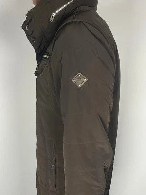 J.Lindeberg field jacket - Säljer en ritkigt snygg och trendig J.Lindeberg field jacket i fint skick, storlek M, vid fårgor är det bara att skriva //Gramenti