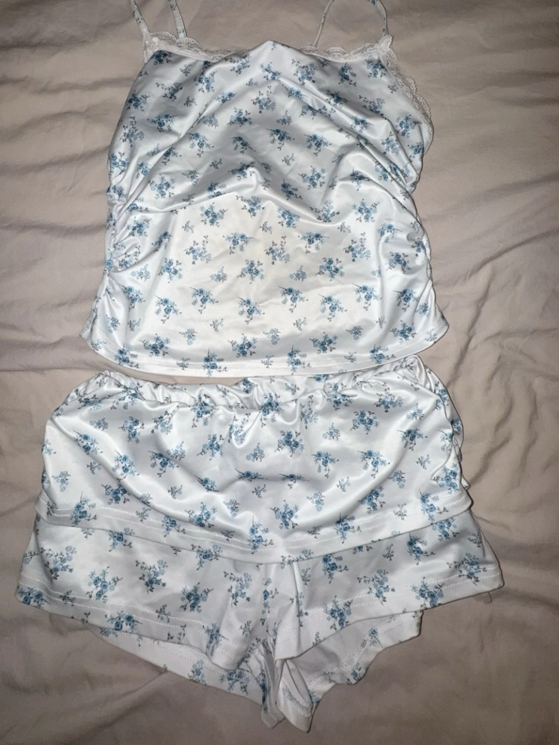 Vit blommig pyjamas-set 