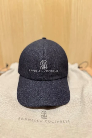  Brunello Cucinelli Keps - Snygg navy keps från Brunello Cucinelli med broderad logotyp och text framtill. Kvitto och dust tillkommer. ✨