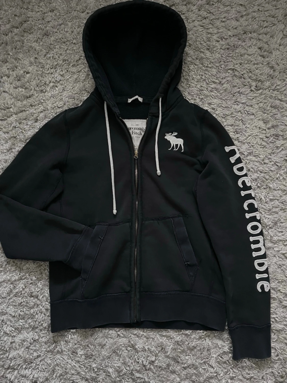 Svart hoodie från Abercrombie & Fitch