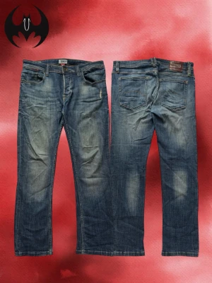 Vintage bootcut Hilfiger Jeans - Säljer ett par Vintage Tommy Hilfiger bootcut jeans i storlek W34/36 | Mycket bra skick | Midja: 46cm Höjd: 26cm Lår: 29cm Innerben: 78cm Längd: 106cm Benöppning: 18cm | Lägg endast bud med avsikt att köpa, inga fördröjning! 3.
