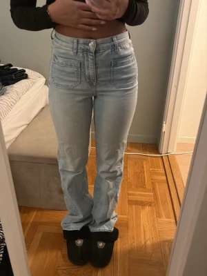 Ljusblå high waist jeans Divided - Säljer ett par ljusblå high waist jeans från Divided, H&M. Jeansen har raka ben, stora framfickor och klassiska bakfickor. Tillverkade i mjukt denimtyg med en snygg tvättad look. 