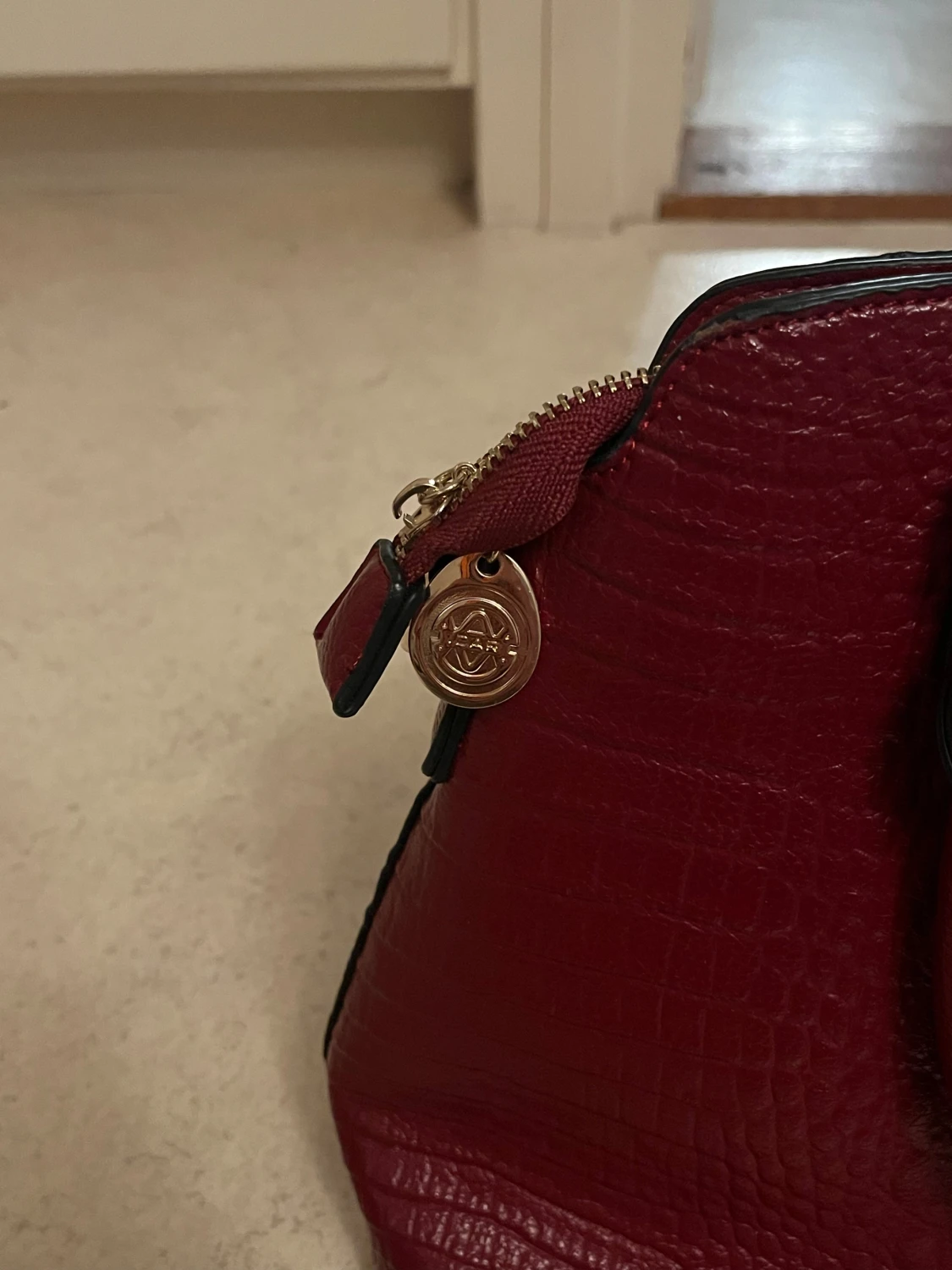 Vinröd handväska med krokopräglat mönster - 1