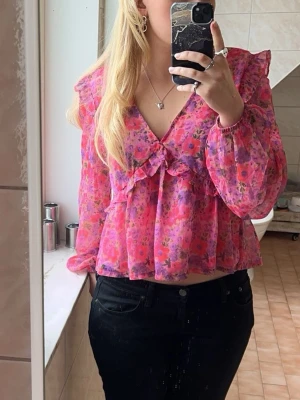 Blus - Jättefin blus perfekt till sommaren! Endast använd ett fåtal gånger och i väldigt bra skick💕 