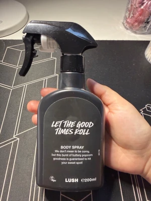 Lush Let The Good Times Roll Body Spray - Lush Let The Good Times Roll Body Spray, 200 ml. Doften har inslag av smörig popcorn och är designad för att ge en unik och söt parfymupplevelse. Cirka 170ml kvar 
