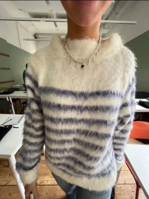 Mohair tröja - Stickad mohair tröja!! Den har en liten fläck på kragen (se sista bild) men utöver det är den i jättebra sick!!