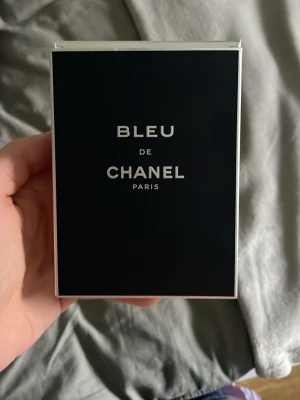 Bleu de Chanel parfym - Säljer en klassisk Bleu de Chanel parfym i elegant svart förpackning med vit text. Märket Chanel står för lyx och tidlös stil. Perfekt för dig som vill ha en fräsch och maskulin doft med exklusiv känsla.