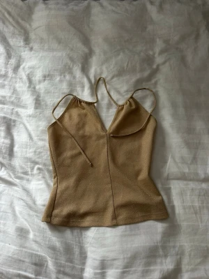 Guldglittrig festtopp - Guldig glitter topp perfekt för fest! Finns tyvärr inga lappar kvar men skulle säga storlek s-m💕materialet känns bra och toppen är i bra skick💞