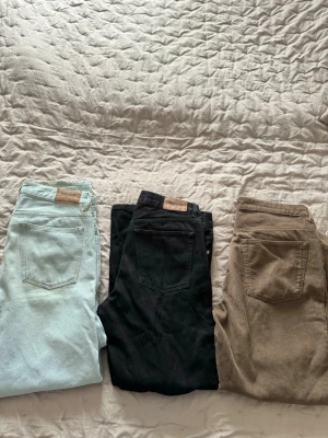 Jeans x3 - Ett paket med tre byxor. Ett par ljusblå jeans och ett par svarta jeans från Sweet SKTBS som är i ett använt skick. Manchesterbyxorna är mycket mycket fina och ett mycket bra skick. Skriv för fler bilder på jeansen eller vid frågor, på bilderna ser ni ungefär hur de sitter på en 184 cm lång. Manchesterbyxorna är mer baggy i stilen.