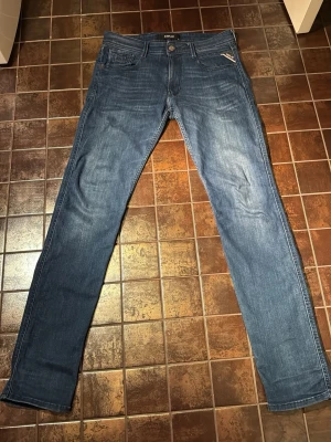 Replay jeans slim fit blåa - Säljer ett par blå jeans från Replay med passformen slim fit. Hör gärna av dig vid frågor eller intresse!