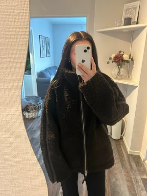 Brun teddyjacka med dragkedja - Brun Teddy jacka från H&M i storlek S✨använt fåtal gånger men den är i väldigt fint skick