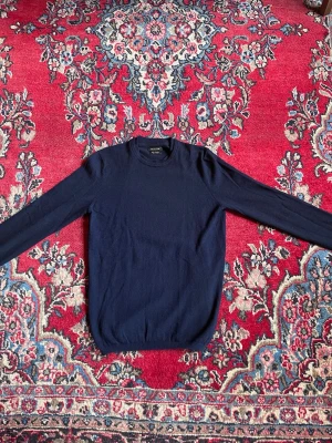 Mörkblå cashmere-tröja Massimo Dutti - Snygg mörkblå stickad tröja från Massimo Dutti i wool - cashmere. Aldrig använd. Klassisk rund halsringning och långa ärmar. Perfekt för dig som gillar stilrena och mjuka plagg med exklusiv känsla. S-M i Storlek. 