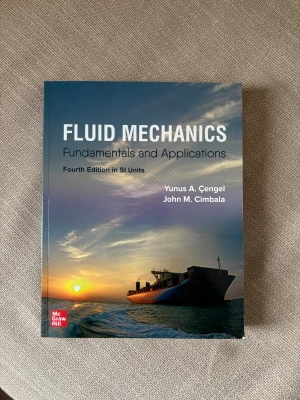 Fluid Mechanics Fundamentals bok - Kursbok i fluidmekanik: 'Fluid Mechanics Fundamentals and Applications', fjärde upplagan i SI-enheter av Yunus A. Cengel och John M. Cimbala. Omslaget har en färgstark bild av ett fartyg i solnedgång. Perfekt för ingenjörsstudenter.