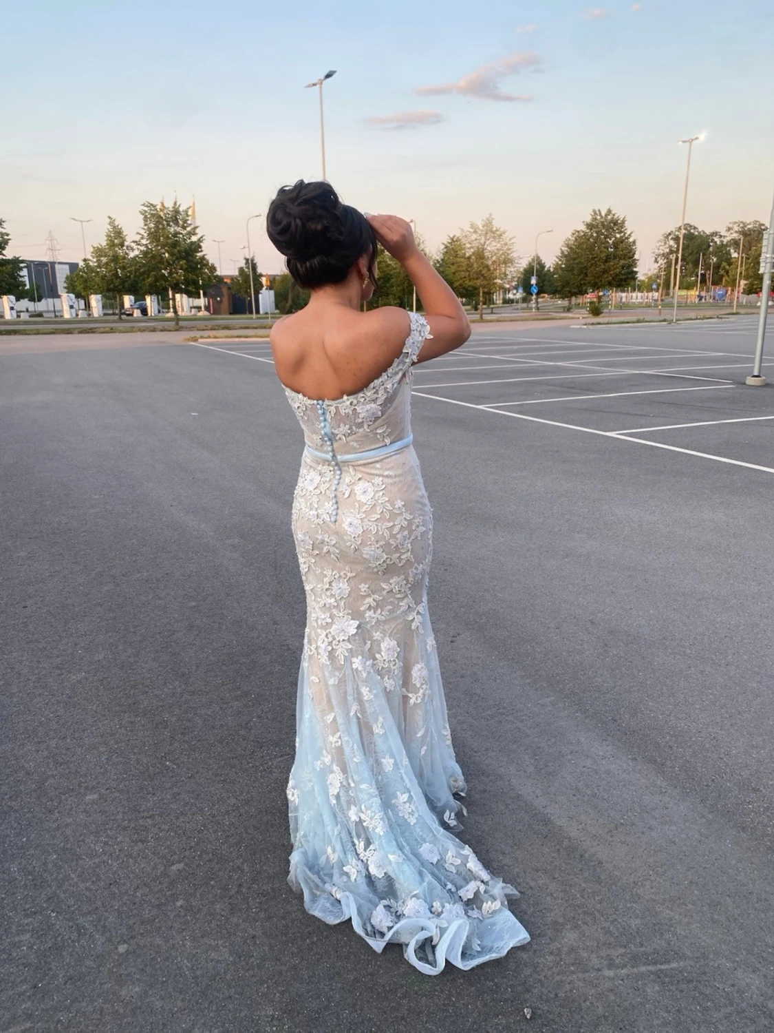 Ljusblå långklänning med spets - 1