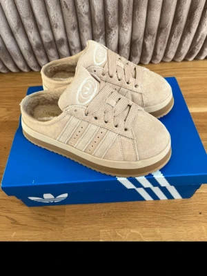 Adidas campus 00, winter low - Adidas campus 00 winter low i storlek 36 2/3. Dem är endast använda en gång då jag insåg att den var lite stora när jag gått ut med dem. Skulle säga att de är nyskick då dem tillomed ser nya ut inuti. Har även kvar kartong och prislapp. Nypris är runt 1500kr