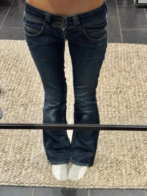 Mörkblå bootcut jeans från Pepe - Super snygga mörkblå bootcut jeans från Pepe med snygga fickor och låg midja. Har sytt ut dem litegrann men ingen man tänker på, annars super fint skick. Skriv vid frågor eller mått💕