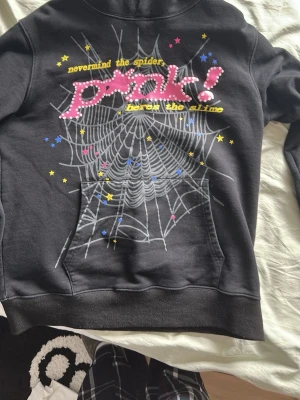 Svart hoodie med spindelnäts-tryck - Säljer nu denna snygga spyder hoodie då den blivit för liten för mig. Fick den i present för ett år sedan och den är mycket bra skick utan några defekter, pris kan diskuteras vid snabb affär