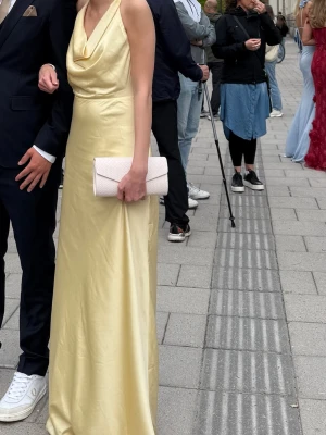 Gul balklänning  - Gul balklänning från Nelly som enbart är använd en gång på balen. Storlek 34 och jag är 166cm lång. Nypris 899kr