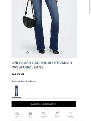 Blå utsvängda jeans från Only - Säljer dessa jätte fina helt nya jeans från only pågrund av att de inte kommer till användning och behöver rensa. De är i storlek S/32 och köpta för 549kr