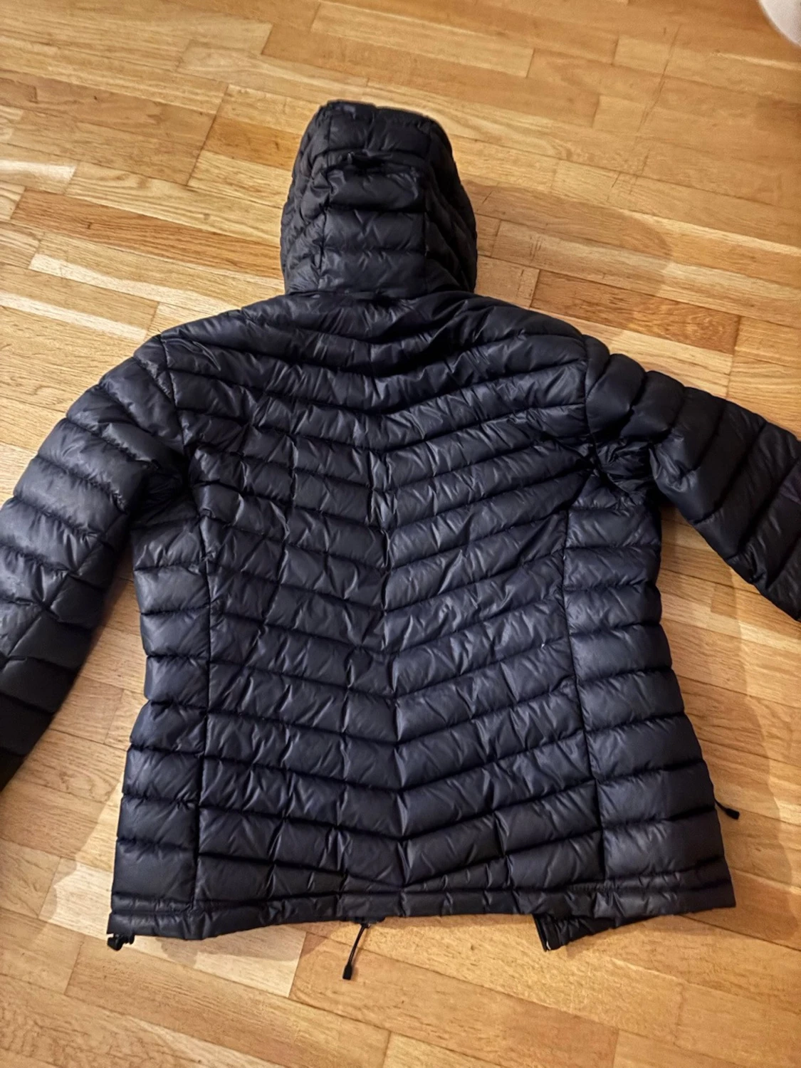 Svart dunjacka med huva PeakPerformance - 1