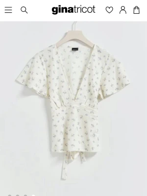 Söt topp från Gina Tricot - Säljer denna slutsålda supersöta toppen från Gina Tricot. Toppen är endast använd ett fåtal gånger och som ny!