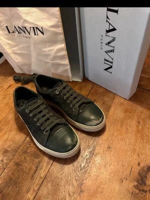 Lanvin sneakers i läder - Snygga sneakers från Lanvin i äkta läder med matchande svarta skosnören och vit sula