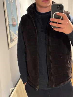 Brun manchesterväst från John Henric - Tjena! Säljer min snygga bruna väst från John Henric i mjuk manchester och hel dragkedja framtill. Västen har två sidofickor. John henrics populäraste väst. Modellen är 182cm. Passar 172-182. Skick 9/10. Nypris: 1499 kr. Mitt pris: 549 kr‼️😊