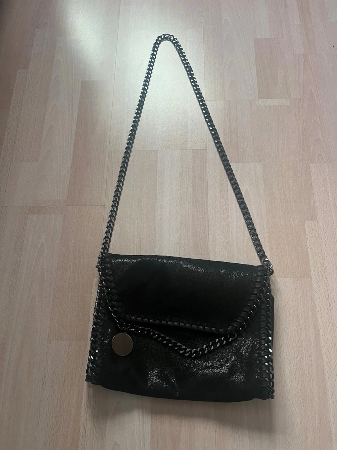 Svart axelväska med kedja - 1