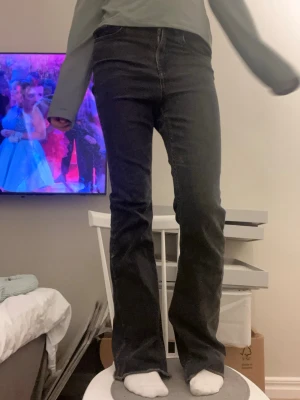 Svarta bootcut jeans - Säljer ett par svarta bootcut jeans med klassisk femficksdesign och mid midja. Storlek XS bra skick. 