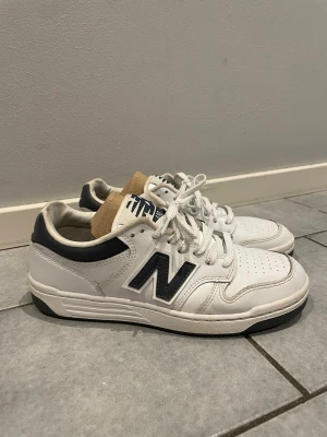 New Balance 480 - Sneakers från New Balance model 480. Användes lite under vintern i hopp om att de ska passa, vilket de tyvärr inte gör. De är i bra skick men har lite tecken på användning. En aningen slitet i högra hälen och spåret på skorna vid hälarna (se de två sista bilderna)