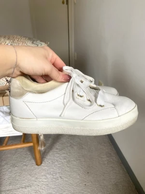 Vita sneakers från Gant - Stilrena vita sneakers från Gant med klassisk låg profil och breda vita skosnören