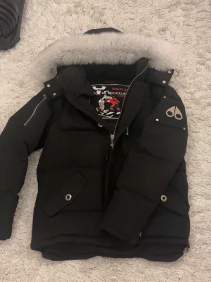 Moose knuckles jacka - Helt ny moose knuckles jacka endast andvänd en gång i typ 1/2 timmar. Riktigt bra kvalitet på den, tung som den ska vara, detaljerna är där och Nfc Scan funkar tillome. Riktigt fet jacka. Den är storlek L men lite liten i storleken jag har storlek L men den är för liten för mig så skulle säga den sitter M. ( INTE RIKTI)
