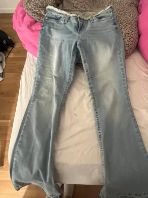 Nelly Ljusblå bootcut jeans - Säljer ett par ljusblå bootcut jeans med klassisk femficksdesign och låg midja. Jeansen är från Nelly i storlek 40-L, pris kan diskuteras❣️
