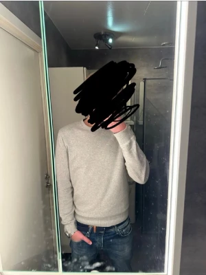 Flätat bälte mörkblått  - Ett riktigt fräscht stilrent flätat bälte. Endast använt någon enstaka gång så i väldigt bra skick. Skriv vid frågor och kolla gärna in min profil för fler bälten plagg!