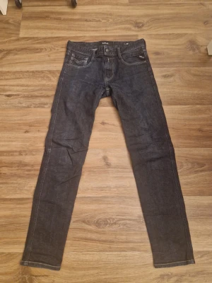 Mörkblå jeans från Replay - Snygga mörkblå jeans från Replay med klassisk femficksdesign och raka ben. Jeansen har kontrastsömmar och är gjorda i ett slitstarkt denimtyg. Perfekta för dig som gillar en tidlös och enkel stil.