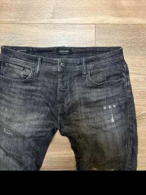 Jack&Jones Jeans - Säljer dessa jeans med sköna slitningar i nyskick. Perfekt slim fit passform🙌