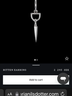 Bitten Earring i silver från Maria Nilsdotter - Säljer ett Bitten Earring från Maria Nilsdotter i blankt silver. Örhänget har en unik, edgy design med en spetsig, konformad hängande detalj och en stilren ring. Perfekt för dig som gillar statement-smycken och vill sticka ut. Kom med prisförslag 