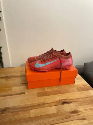 Nike vapor pro storlek 40 - Säljer dessa använda skor för dem är försmå. Dem går att tvätta bättre än vad jag har gjort dem har dock ett litet slitage på bild 6
