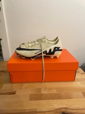 Nike academy storlek 39  - Säljer dessa Nike fotbolls skor för dem är försmå. Storleken är 39!