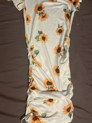 Vit blommig klänning från SHEIN - Klänning från SHEIN 