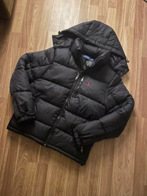 Svart polo ralph lauren jacka - Hej, säljer nu min fräscha polo ralph lauren jacka i storlek S. Den är perfekt nu inför våren! Skriv gärna om ni har några funderingar😊👍