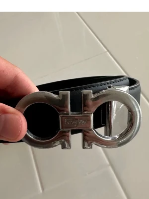  Ferragamo Gancini  - Stilrent svart skärp från Ferragamo Gancini. Helt ny och har inte använts. PRIS KAN DISKUTERAS 