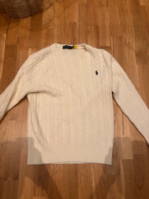 Vit kabelstickad tröja från Polo Ralph Lauren - Vit stickad tröja från ralph lauren, knappt använd. Storlek s men passar även xs.