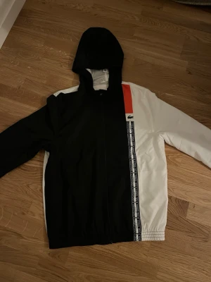 Lacoste Jacka - Säljer en helt ny vindjacka från Lacoste.        • Storlek 50 (M)                                                   • Priset kan diskuteras vid snabba affärer 