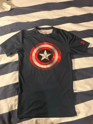 Under Armour Captain America T-shirt - Captain america under armour compression alter ego topp skick storlek medium 