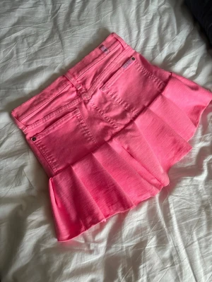 Rosa volangkjol  - Supersnygg chockrosa jeans volangkjol! Jätte snygg💕💕 W29