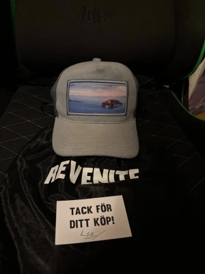 Grå keps från Revenite med print - Snygg grå keps från Revenite som är limiterad i få tal och singnatur av Leo från revenite